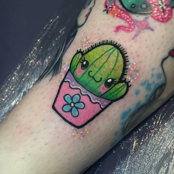 miela kaktuso tatuiruotė, mažas kaktusas rožiniame puode, mielas veidas