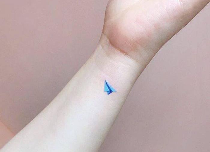 najlepše tetovaže papirnatih letal v modrih barvah