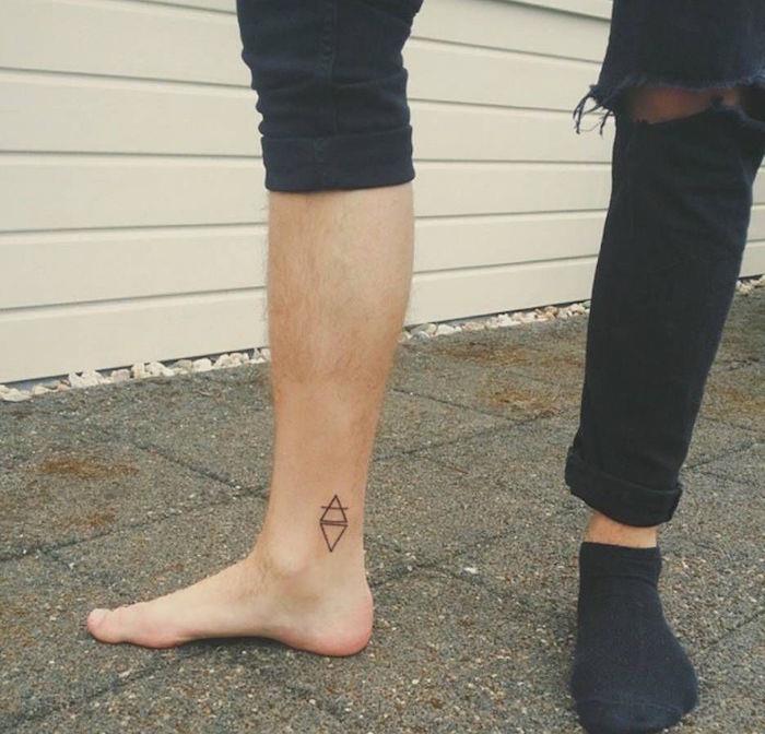 mini dövme adam basit sağduyulu üçgenler geometrik şekil minimalist ayak bileği üzerinde