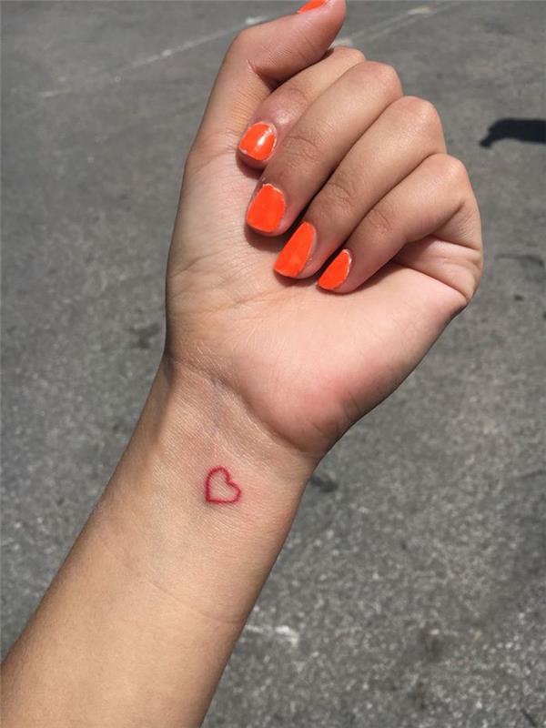 kadın bileğine mini kırmızı kalp dövmesi
