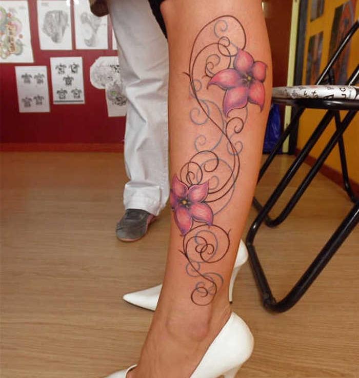 tetovaža vzdolž teleta, bele črpalke, tetovaža s cvetličnim dizajnom, modeli tetovaž rastlin