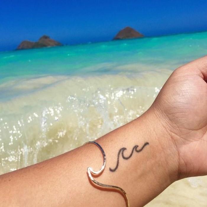 minimalistinė-tatuiruotė-moteris-gražiausia-tatuiruotė-moteris-tatuiruotė-originalai