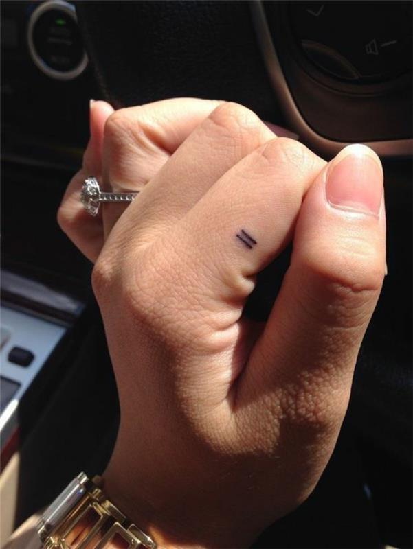 minimalistinė-tatuiruotė-moteris-gražiausia-tatuiruotė-moteris-diskretiška-tatuiruotė-moteris