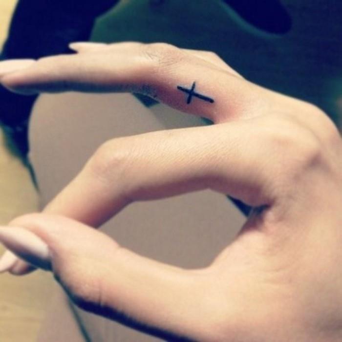 tatuiruotė-minimalistinė-tatuiruotė-moteris-gražiausia-tatuiruotė-moteris