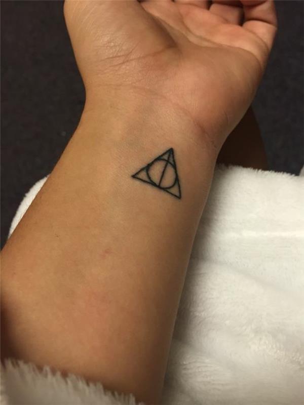 tatuiruotė-minimalistinė-tatuiruotė-trikampis-prasmė-diskretiška tatuiruotė-moteris