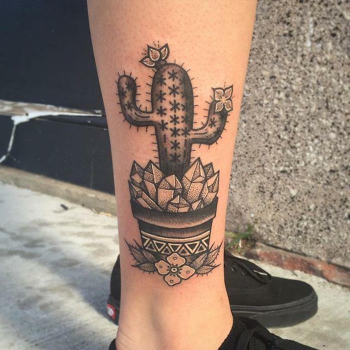 Gėlėta kaktuso moliusko tatuiruotė, rožinis kvarcas po kaktusu, kaktuso dizainas virš kulkšnies