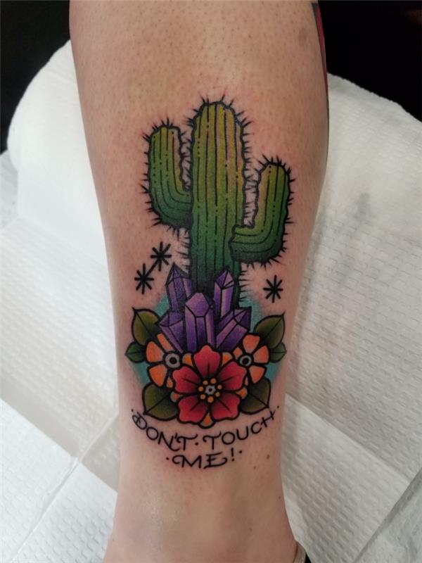 veršelio moters tatuiruotė, gėlės ir kristalai puode su dideliu kaktusu