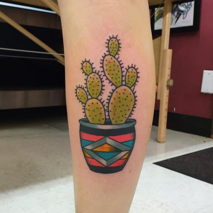 Moteriška veršelio tatuiruotė, kelių spalvų gėlių puodas su dideliu kaktusu