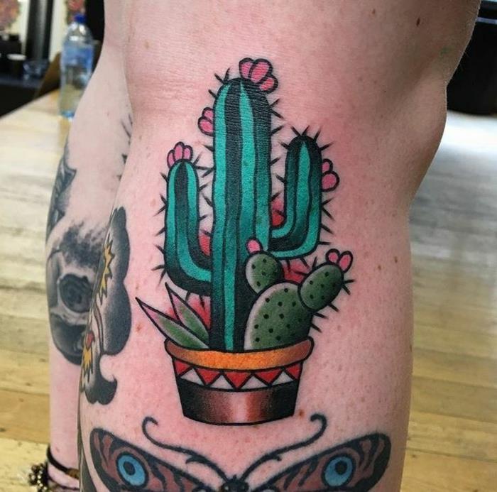 Moteriška veršelio tatuiruotė, kaktusas vazonėlyje, adatos ir gėlės ant žalio kaktuso