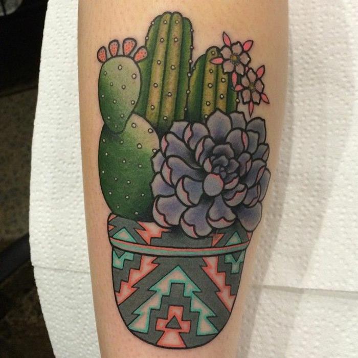 vyriškos blauzdos tatuiruotė, vazonas su actekų raštais, žydintis kaktusas