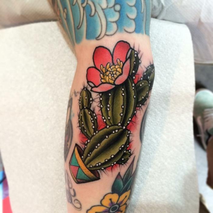Blauzdos tatuiruotė vyrams, spalvinga gėlių kaktuso tatuiruotė ant blauzdos