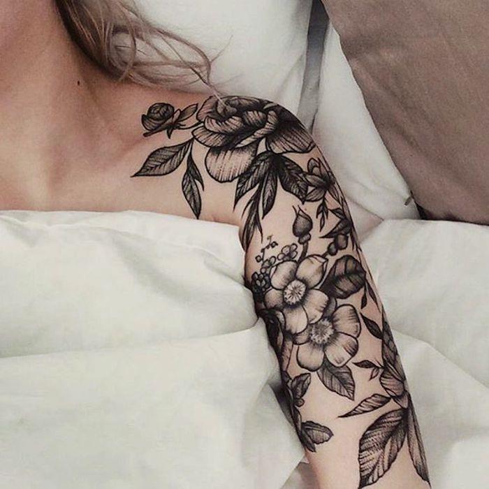 ženski tetovažni rokav, vrtnice in češnjevi cvetovi, velika črna tetovaža za ženske