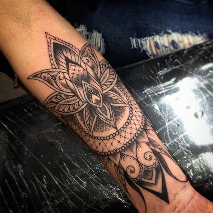 Ideja o tetovaži velikega območja, ženska tetovaža podlakti, mandala lilija z geometrijskimi vzorci