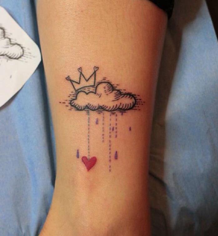 maža debesies tatuiruotė ant vainiko debesies ir lietaus tatuiruotės