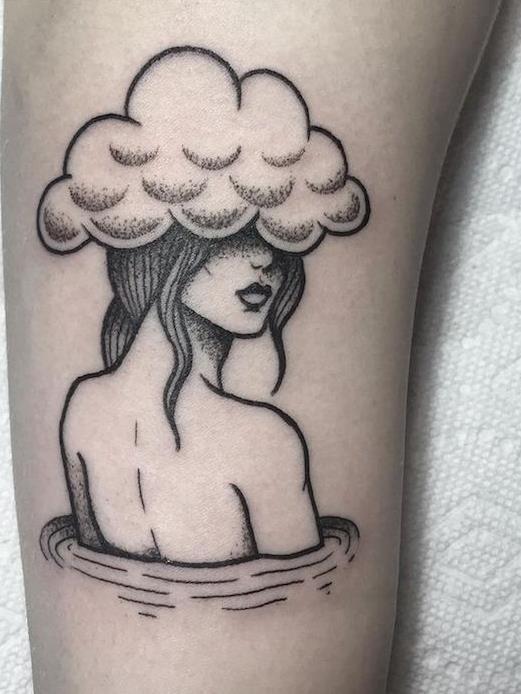 tatuiruotė iš tatuiruotės moteris galva debesyse piešdama tatuiruotes mergina