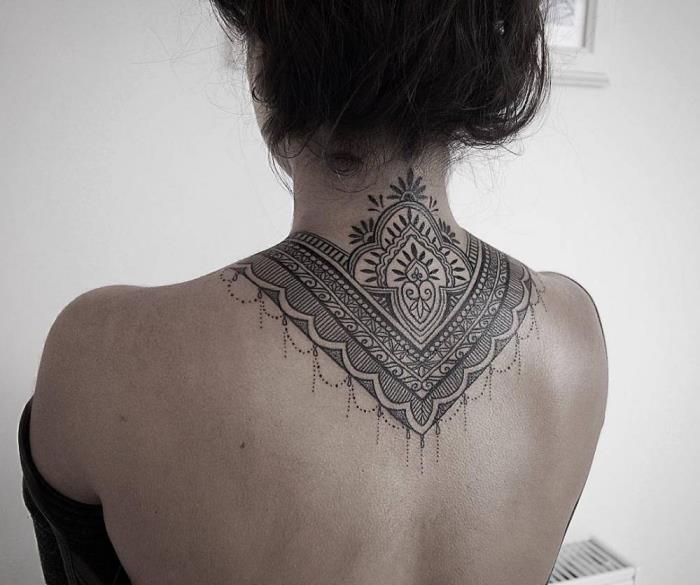 najlepša tetovaža, nakit na hrbtu in vratu z ogrlico iz mandale z geometrijskimi črtami
