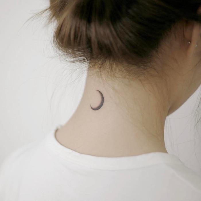 pričeska z rjavimi lasmi, piercing za ušesa, tetovaža na vratu z majhno luno
