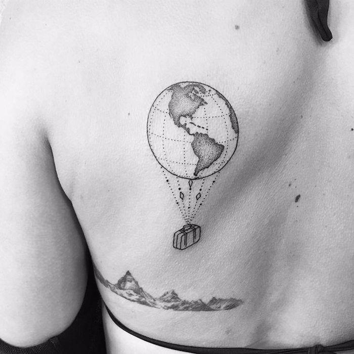 Karšto oro baliono tatuiruotė žemės tatuiruotė ant pečių ašmenų