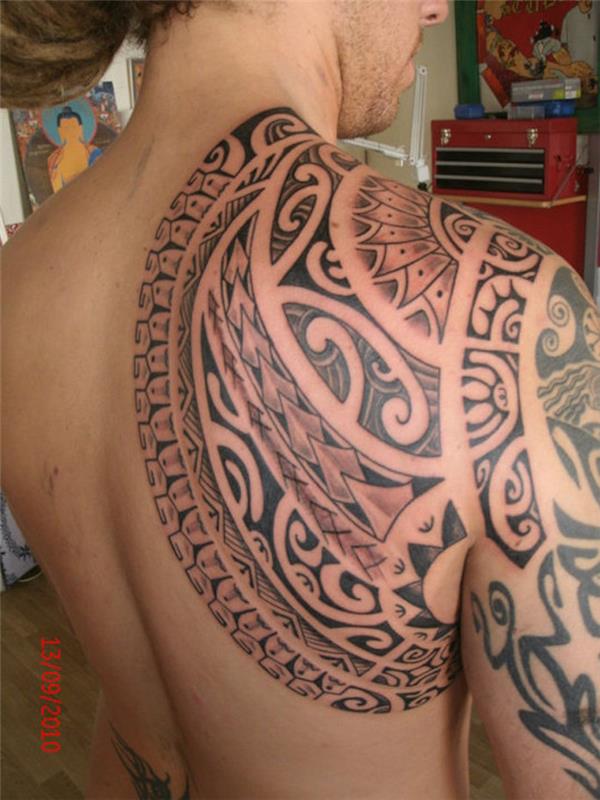 Maorių polinezijos genties tatuiruotė ant peties