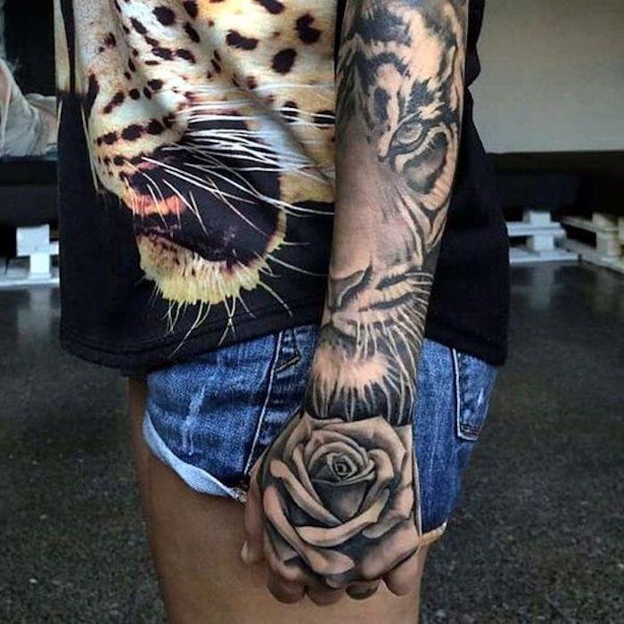tetovaža tigra, tetovaža ženske podlakti, kratke hlače iz džinsa, majica s tigrastim potiskom, tetovaža vrtnic in tigrov