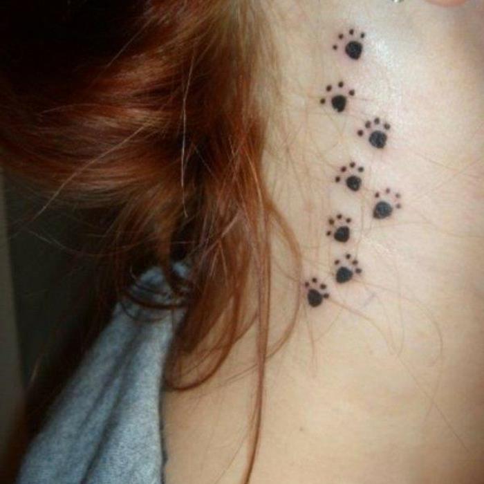 tetovaža mačje šape, šape, tetovirane na vratu s črnim črnilom
