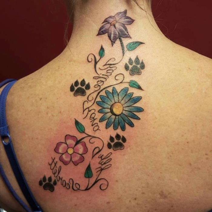 tetovaža mačje šape, pisano cvetje in pasje tace, cvetlični vrt pod vratom