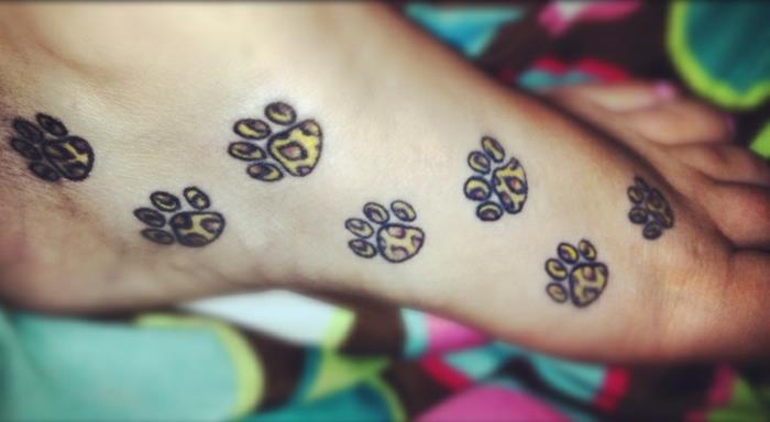 tetovaža mačje šape, velike mačje tace, tetovirane na stopalu, tetovaža leoparda
