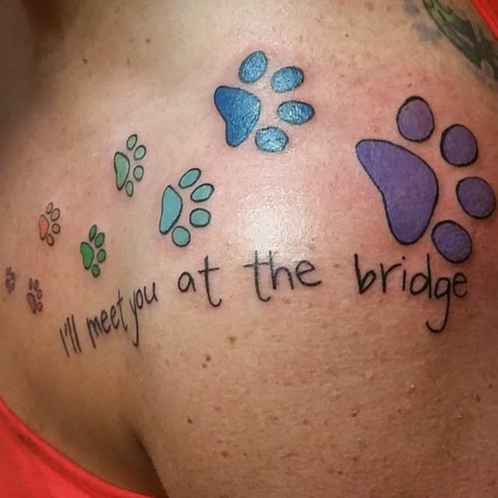 tetovaža mačje šape, živalske šape, tetovirane na ženskem ramenu