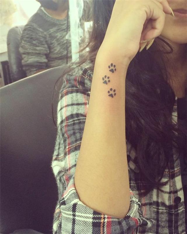 tetovaža mačje šape, ljubke tetovaže blizu zapestja s črnim črnilom