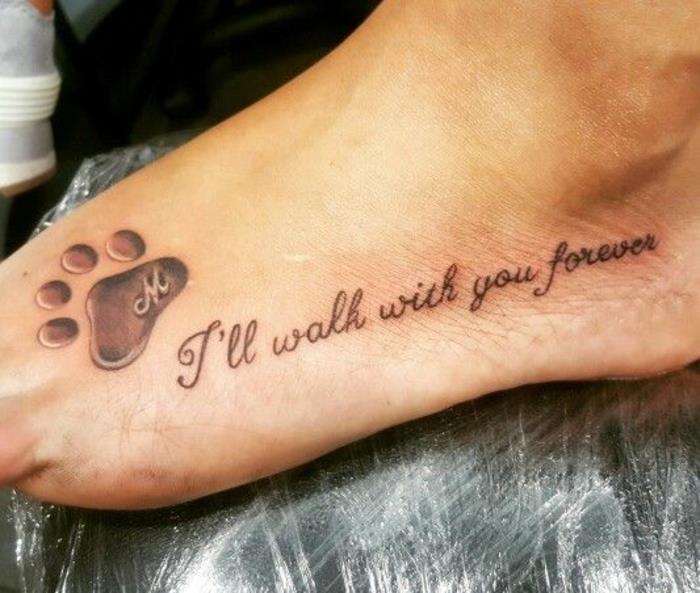 tetovaža pasje šape z začetnico, pisava, tetovirana na stopalu