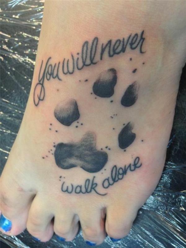 tetovaža pasje šape, velika tetovirana šapa peš s skriptom