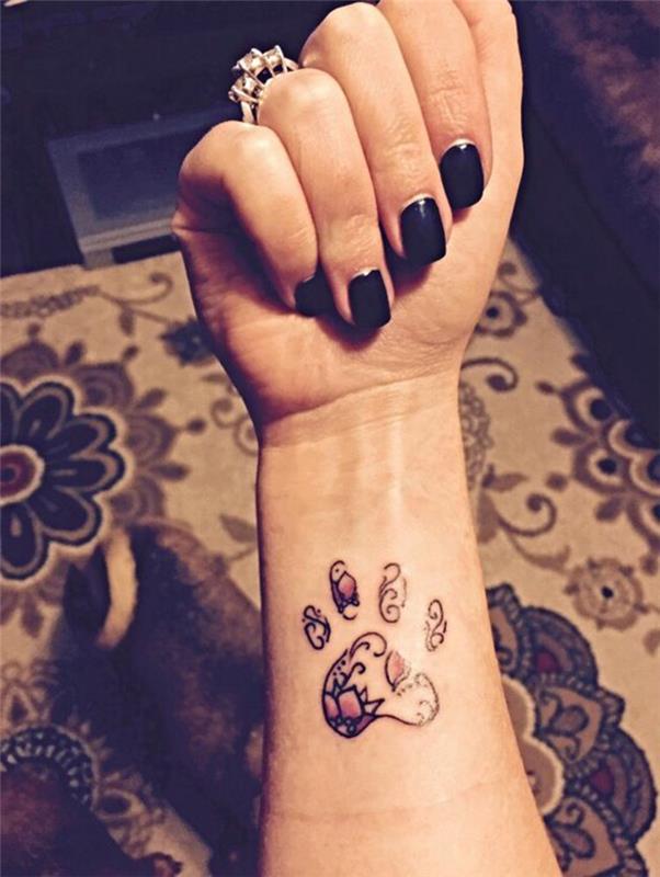 tetovaža pasje šape, tačka s cvetličnimi vzorci in črnim lakom