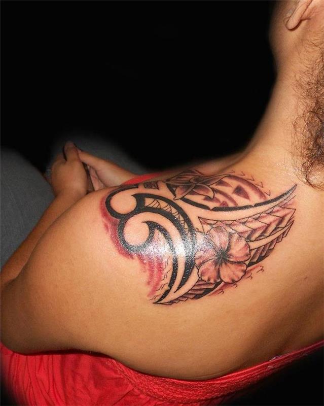 dvobarvna plemenska tetovaža, tetovaža ramen, cvetlični vzorci, simbolični grafični vzorci