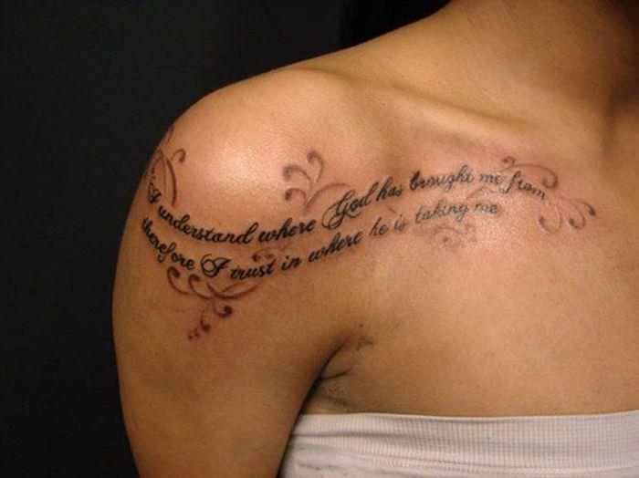 tetovaža ramenskega skripta, rastlinski motivi, dolga minimalistična tetovaža, tetovaža z besedilom