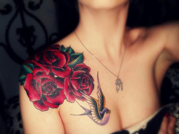 tetovaža rdečih vrtnic, pisana tetovaža ptic, subtilna ogrlica, tetovaža ramen za ženske