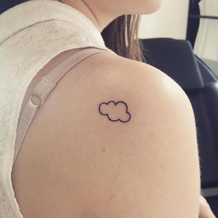 maža diskretiška tatuiruotė ant peties arba paprasta diskretiška debesies tatuiruotė
