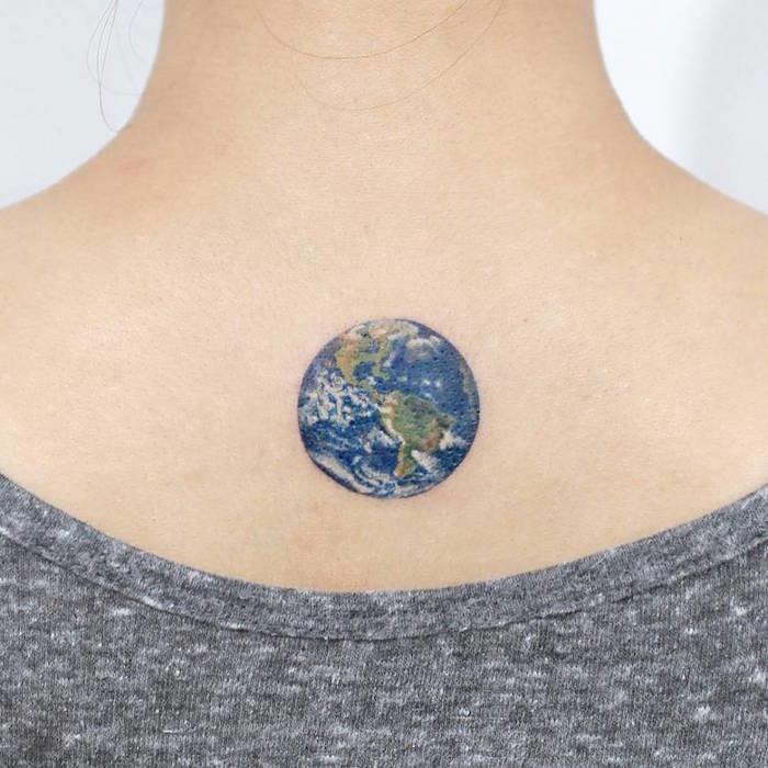 Mažo modelio žemės kaklo tatuiruotė mėlynos planetos spalvos