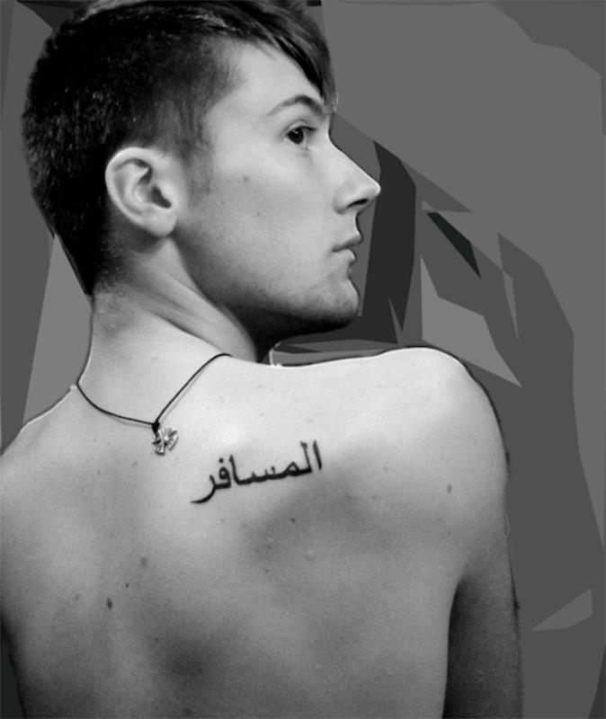 Arabų rašto tatuiruotė ant nugaros vyro dešiniojo peties