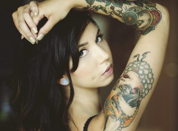 tetovaža roke za pin up žensko na rami in old school tattoo na podlakti in zapestju