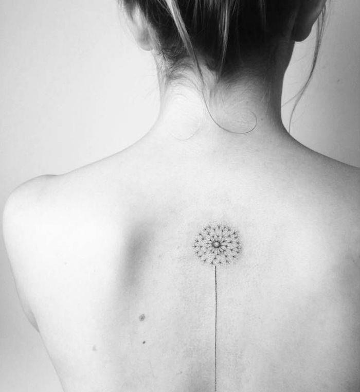 kiaulpienės tatuiruotė ant nugaros tatuiruotė gėlė moteris viduryje nugaros