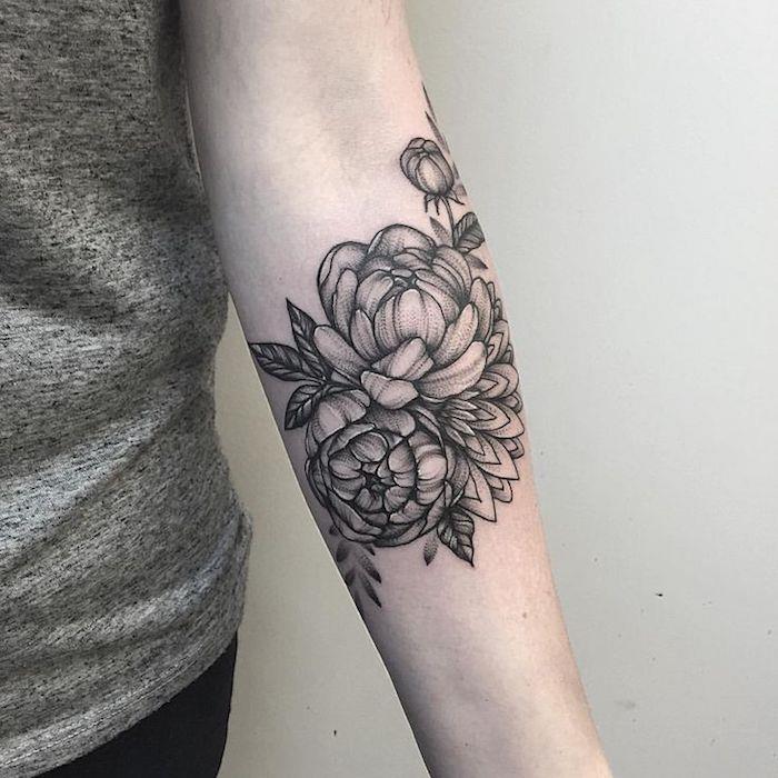 Tetovaže potonike, tetovaža s črnim črnilom, ženska podlaket, enobarvno cvetoče cvetje