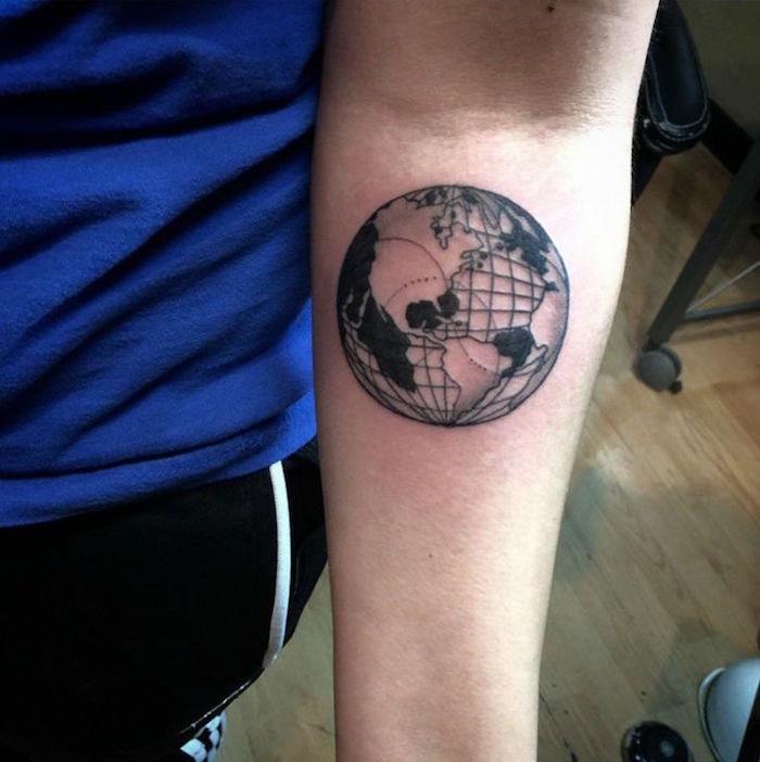planeta su dienovidiniais tatuiruotė ant rankos