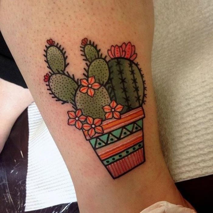 žmogaus blauzdos tatuiruotė, oranžinės gėlės ir margas puodas tatuiruotas ant blauzdos