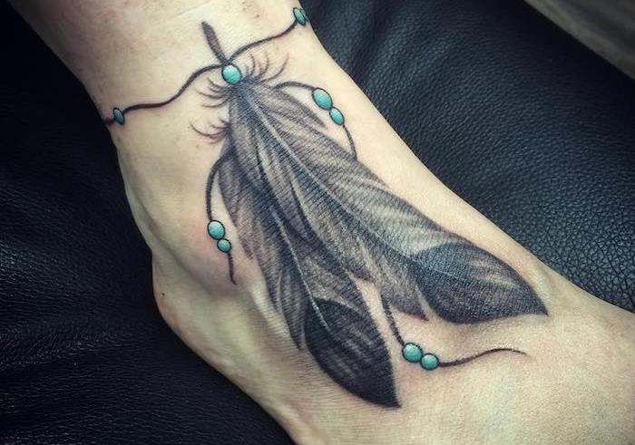 tetovaža ženska, risanje na koži z vzorcem dragulja, tetovaža zapestnice gležnja s perjem