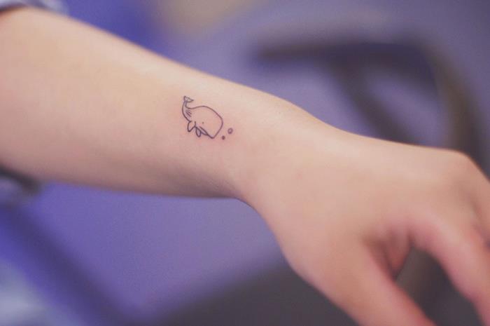 risba miniaturnih kitov, body art z živalskim dizajnom na koži, majhna tetovaža za ženske