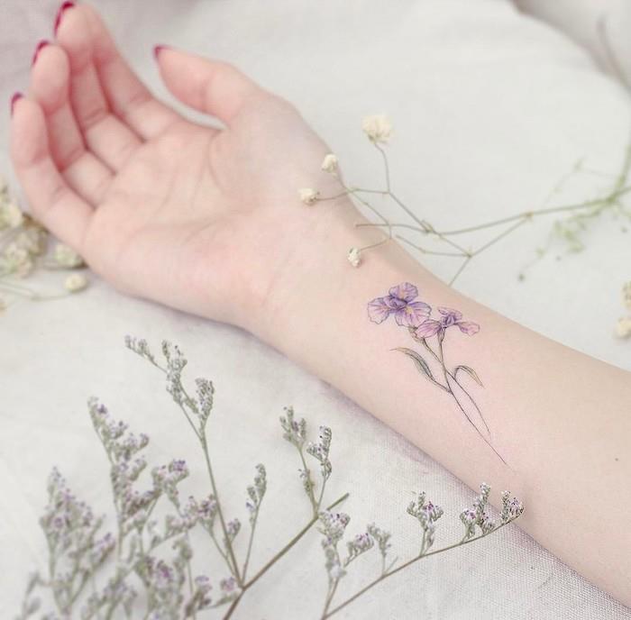 ideja za tetoviranje, beli prt, šopek suhega cvetja, barvna risba na koži