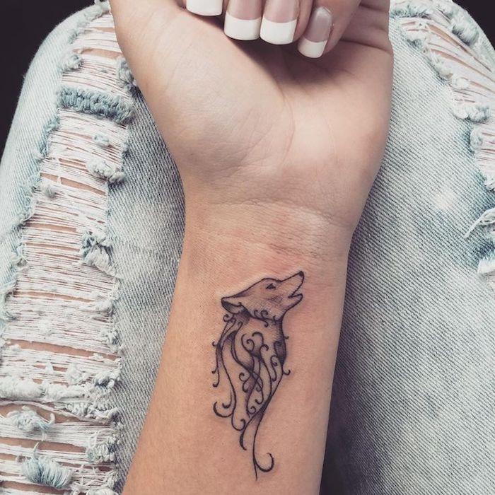 tetovaža zapestja volk, majhna enobarvna tetovaža zapestja, kvadratni nohti za francosko manikuro
