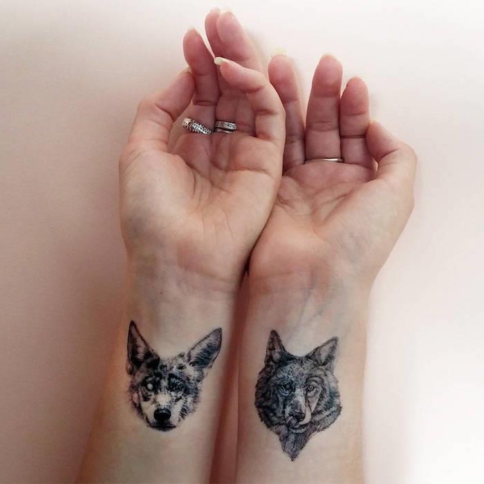 Ženska tetovaža na zapestju, volkovi, totemska živalska tetovaža, srebrni prstani, kul ženska tetovaža