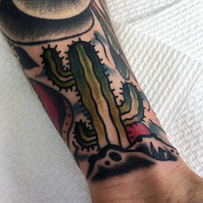 vyro riešo tatuiruotė, senosios mokyklos tatuiruotė ant rankos, dykumos kraštovaizdis