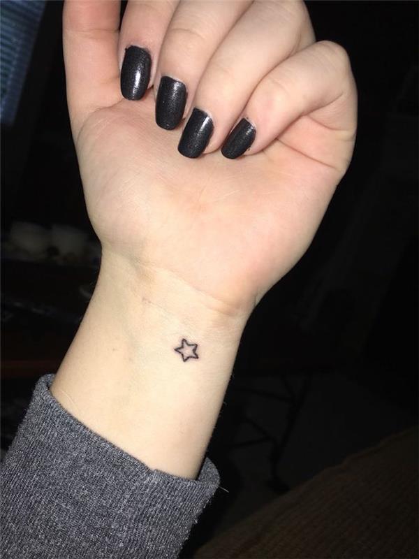 gizli bir kadının bileğine dövme yapılmış mini yıldız dövmesi